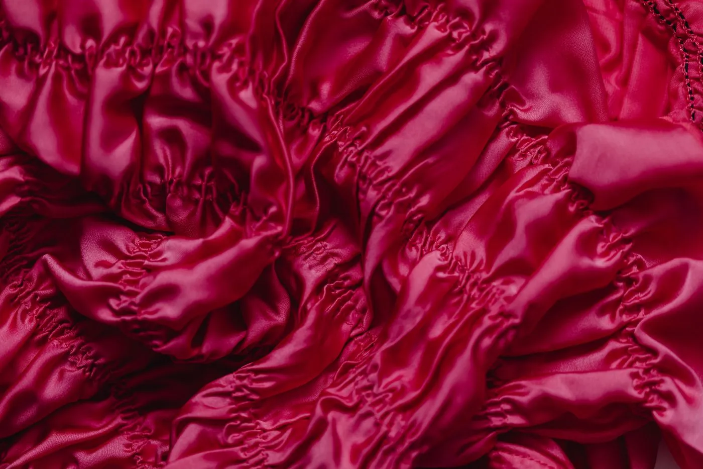 Tela de seda roja con pliegues suaves.